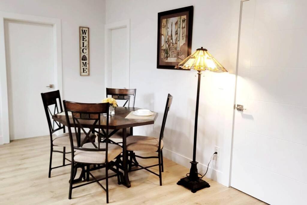 Fotografie z fotogalerie ubytování Gorgeous 2 Bedrooms Suite Private entrane with patio-Free Parking v destinaci Maple Ridge District Municipality