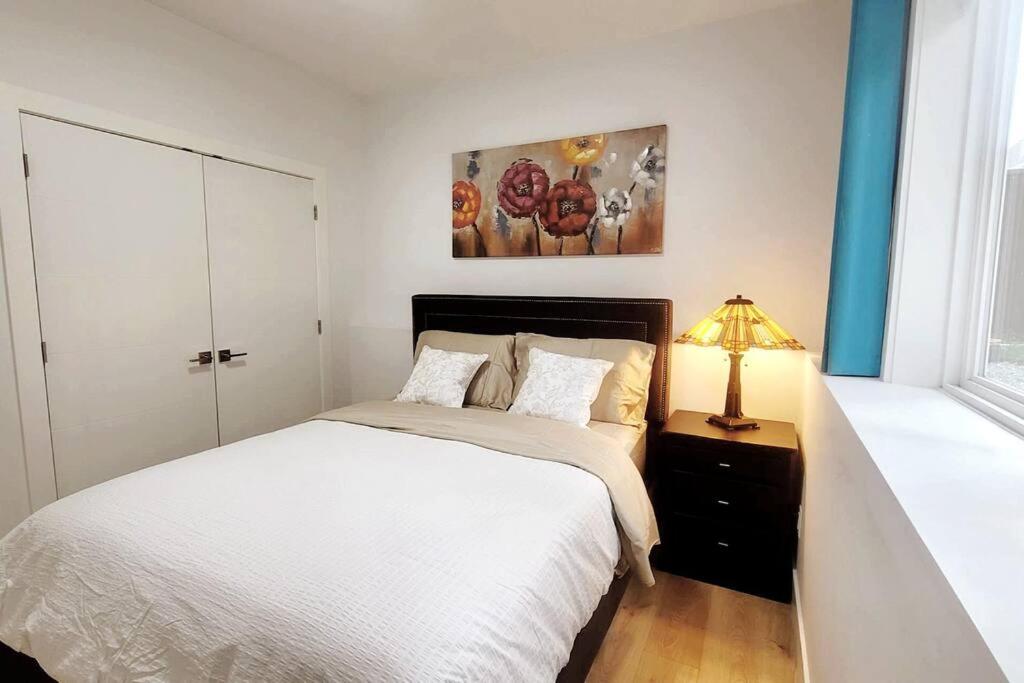 Postel nebo postele na pokoji v ubytování Gorgeous 2 Bedrooms Suite Private entrane with patio-Free Parking