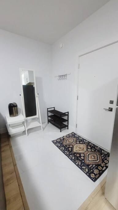 Postel nebo postele na pokoji v ubytování Gorgeous 2 Bedrooms Suite Private entrane with patio-Free Parking