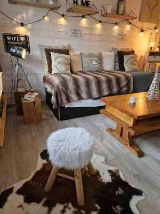 un salon avec un canapé et une table basse dans l'établissement studio chaleureux à Villard de lans, à Villard-de-Lans