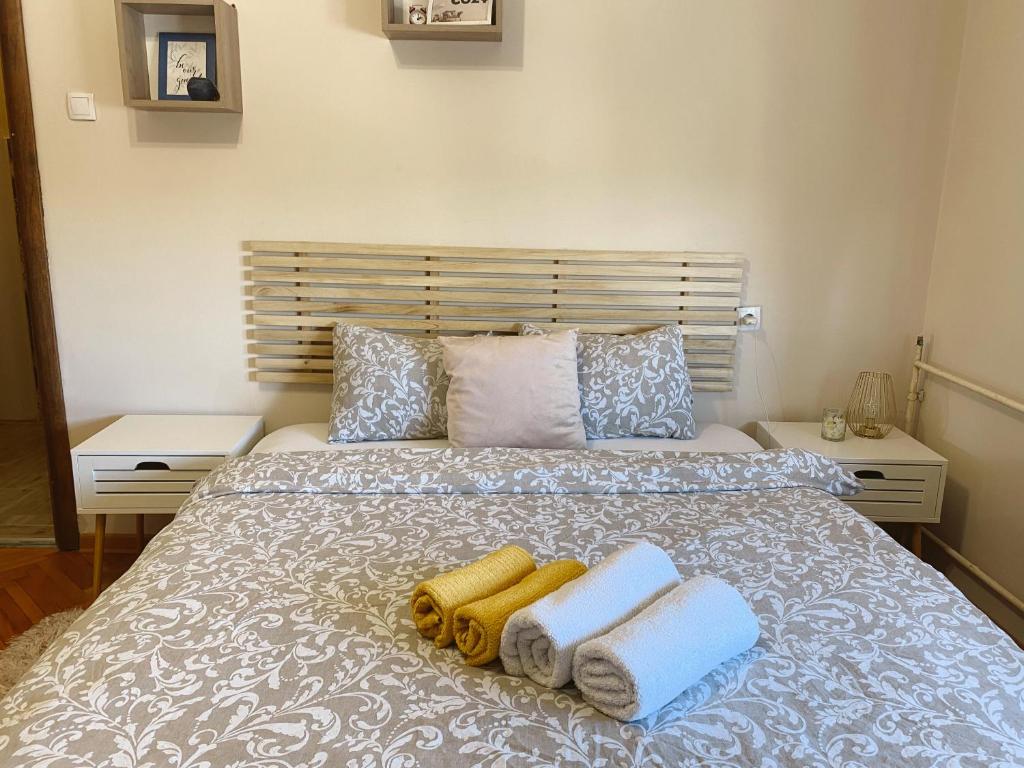 a bedroom with a bed with towels on it at Cozy Trg in Lazarevac