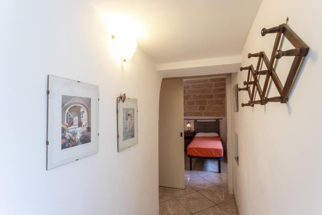 Łóżko lub łóżka w pokoju w obiekcie Villetta Jasmine con giardino Torre Pali