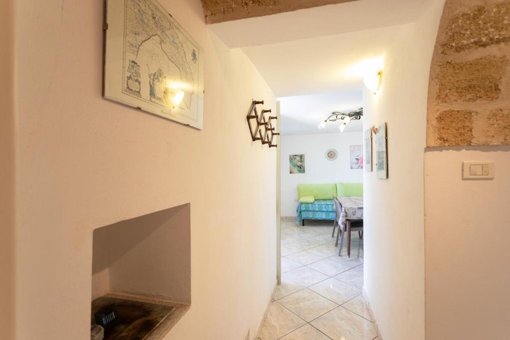 Telewizja i/lub zestaw kina domowego w obiekcie Villetta Jasmine con giardino Torre Pali