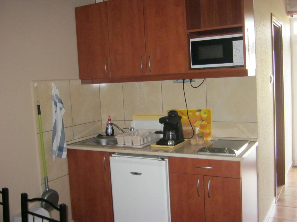 Kuchyňa alebo kuchynka v ubytovaní Kitti Apartman