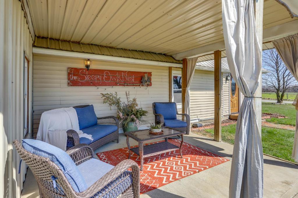 Χώρος καθιστικού στο Quiet Shiloh Retreat with Spacious Yard and Fireplace!