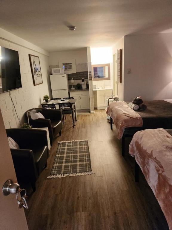 TV a/nebo společenská místnost v ubytování Rolling Hills Motel