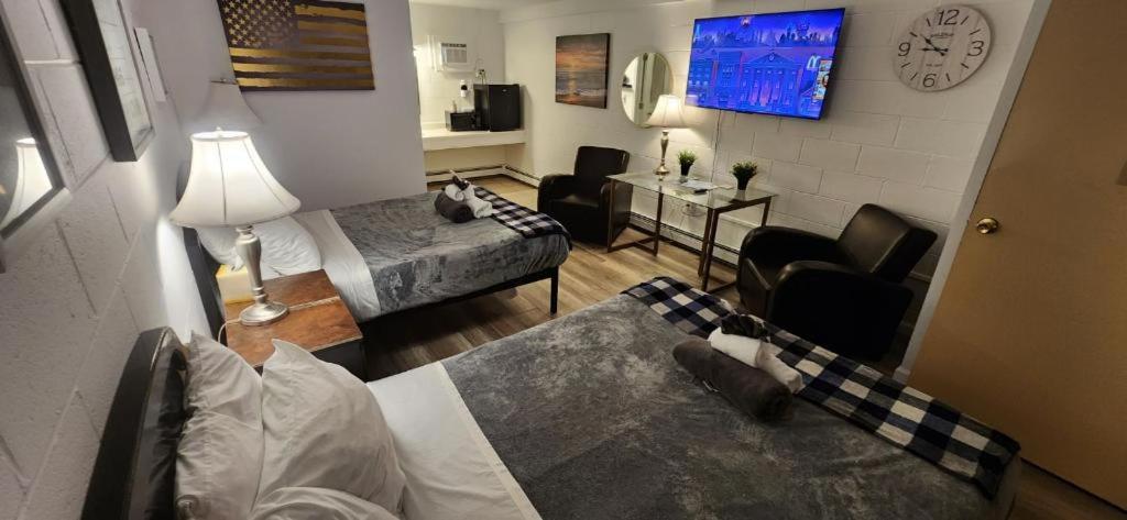 TV a/nebo společenská místnost v ubytování Rolling Hills Motel