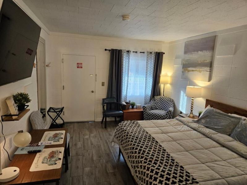 Postel nebo postele na pokoji v ubytování Rolling Hills Motel