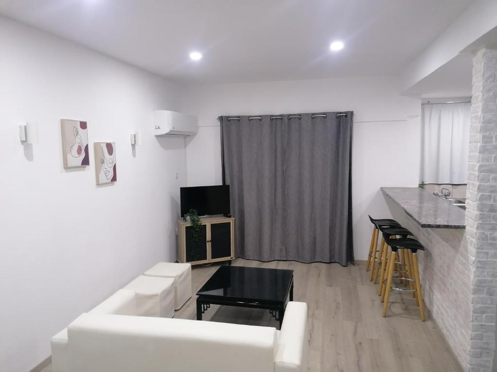 Una sala de estar con un sofá blanco y una mesa. en PoliaNapa Nest, en Ayia Napa