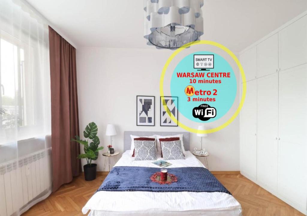 Dormitorio con cama con dosel en la pared en Apartments Vistula River by Arrenda en Varsovia