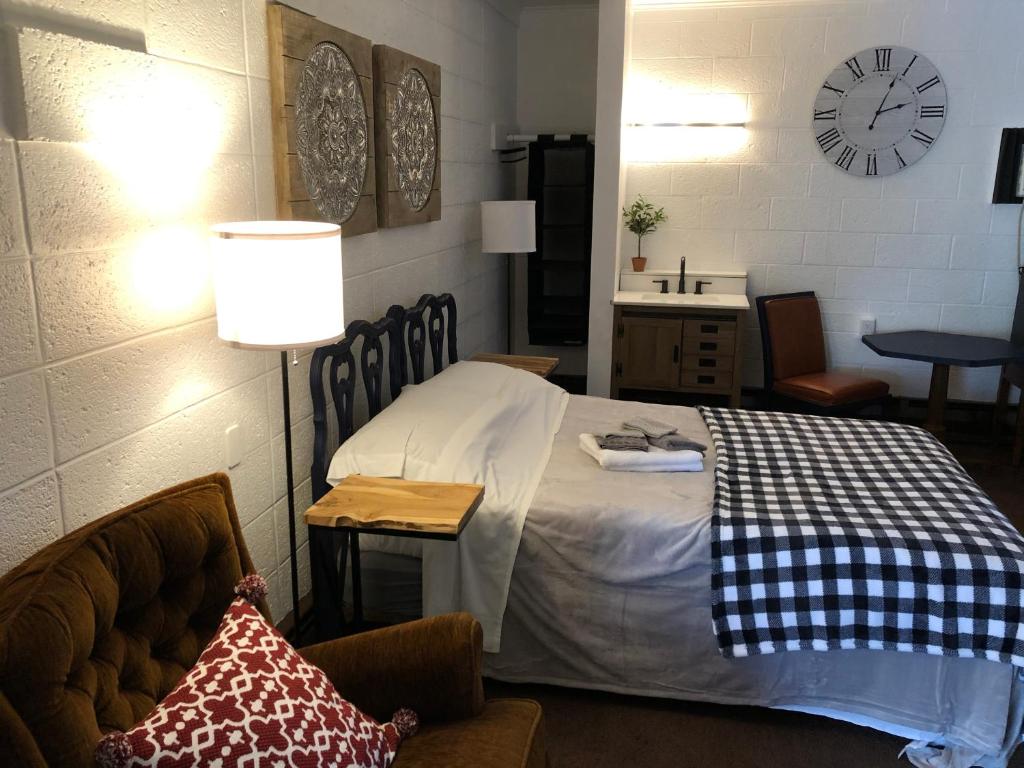 Postel nebo postele na pokoji v ubytování Rolling Hills Motel