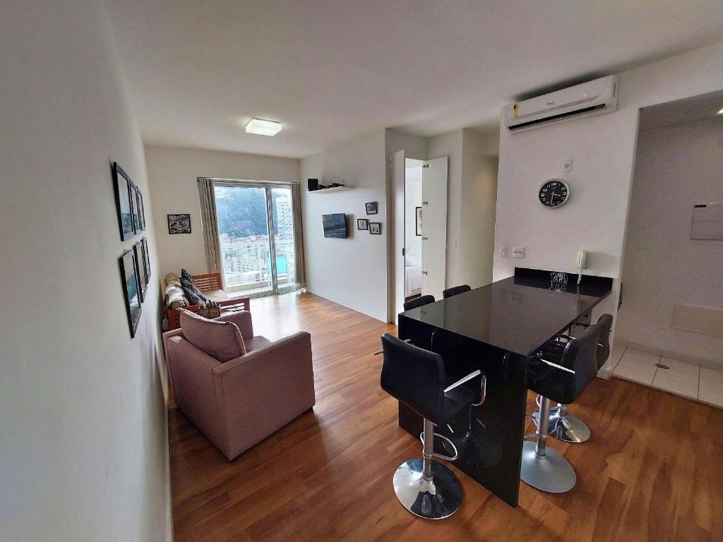 a living room with a black table and chairs at Book Santos - Unlimited 1709 - Apartamento Vista Mar in Santos