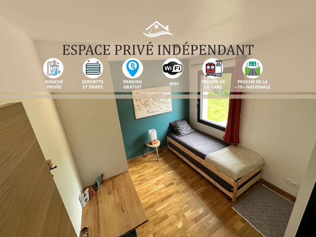 Kleines Zimmer mit einem Bett und einem Fenster in der Unterkunft Chambre privée au calme - Proche gare - Parking gratuit in Le Gond