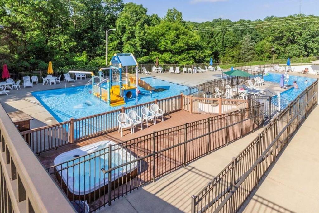Swimming pool sa o malapit sa Branson Condo at Stonebridge Golf Resort with Pool and Wi-Fi near Silver Dollar City and 76