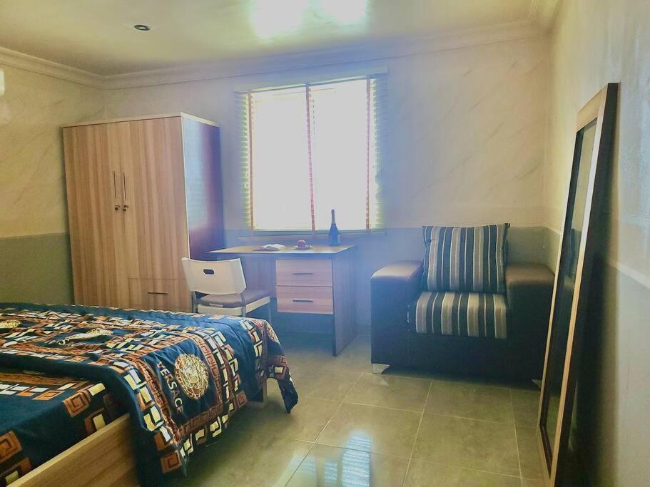 Postel nebo postele na pokoji v ubytování Quiet Apartment in Redemption Camp, Ogun State