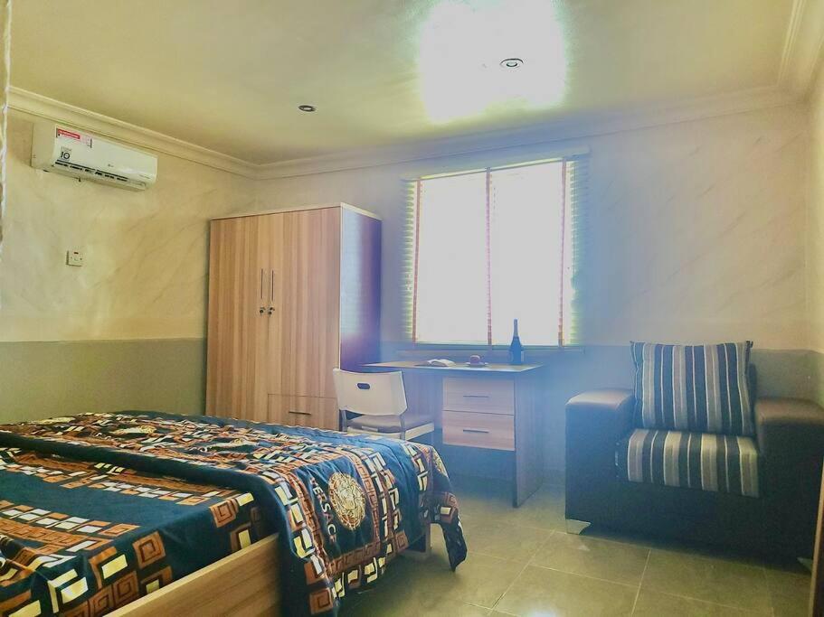 Postel nebo postele na pokoji v ubytování Quiet Apartment in Redemption Camp, Ogun State