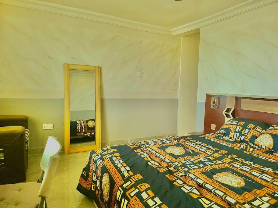 Postel nebo postele na pokoji v ubytování Quiet Apartment in Redemption Camp, Ogun State