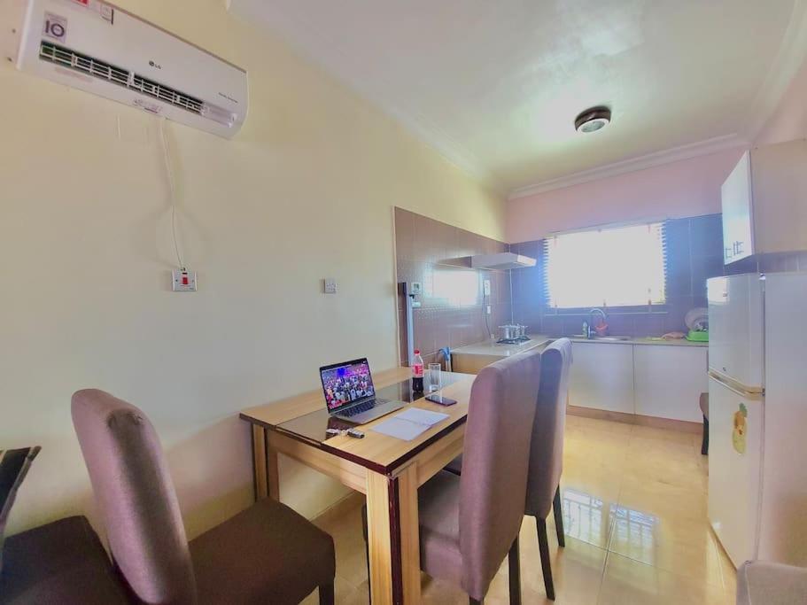 TV a/nebo společenská místnost v ubytování Quiet Apartment in Redemption Camp, Ogun State
