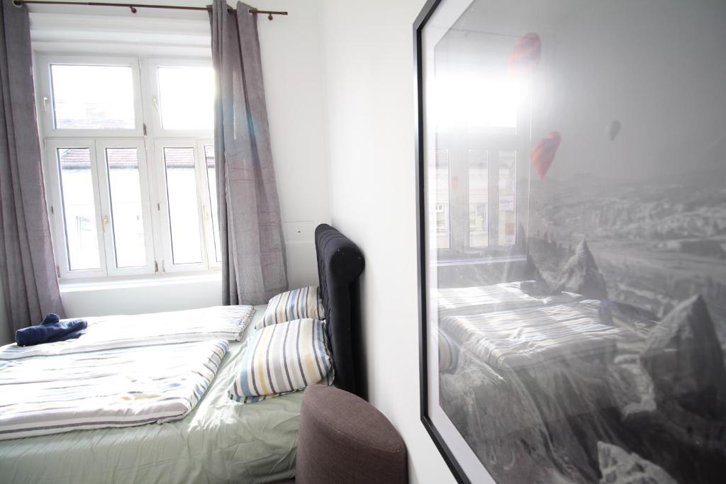 een kamer met een raam en een bed bij Spacious Apartment in Liesing Area LV5 in Wenen