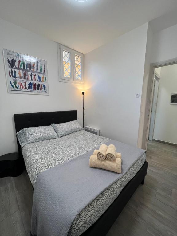 a bedroom with a bed with two towels on it at La Crémaillère confine Monte-Carlo in Beausoleil