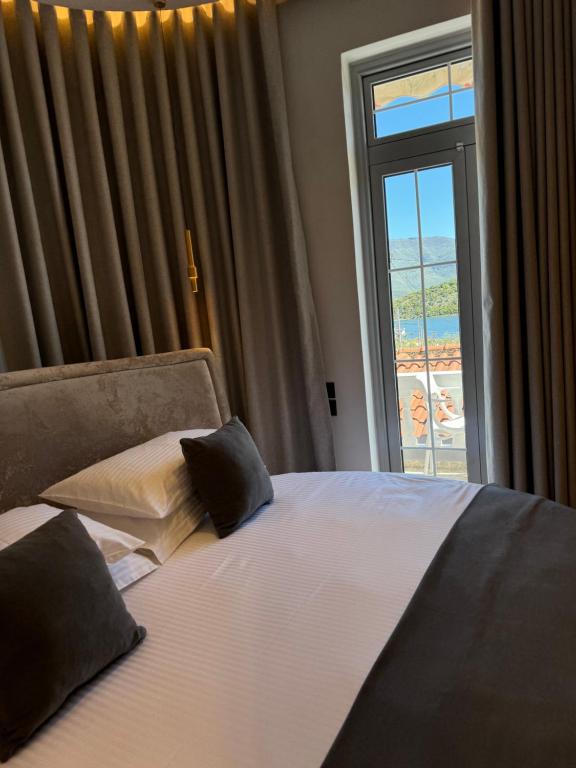 - une chambre avec un lit et une fenêtre avec vue dans l'établissement Villa CACA, à Ksamil
