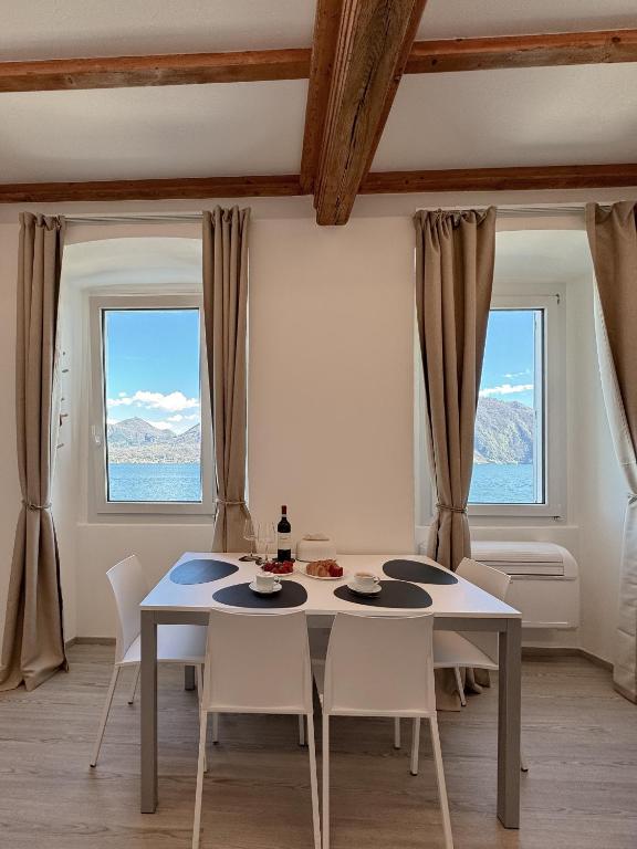 Postel nebo postele na pokoji v ubytování Belvedere 237B Lakeview Luxury Apartment