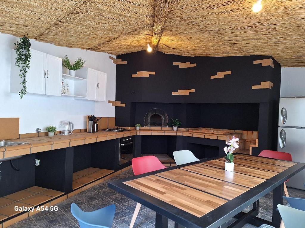- une cuisine et une salle à manger avec une table et des chaises dans l'établissement Figueira's House By the Atlantic, à Ponta do Sol