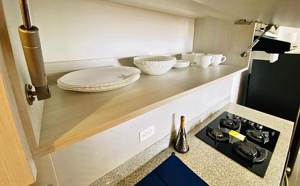 uma cozinha com um balcão com pratos e tigelas em Apto pent-house amoblado para estrenar em Bogotá