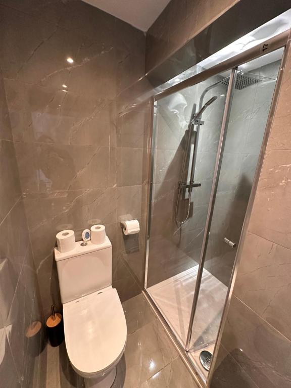 Un baño de R4 - Newly Renovated Private self contained Room in Selly Oak Birmingham