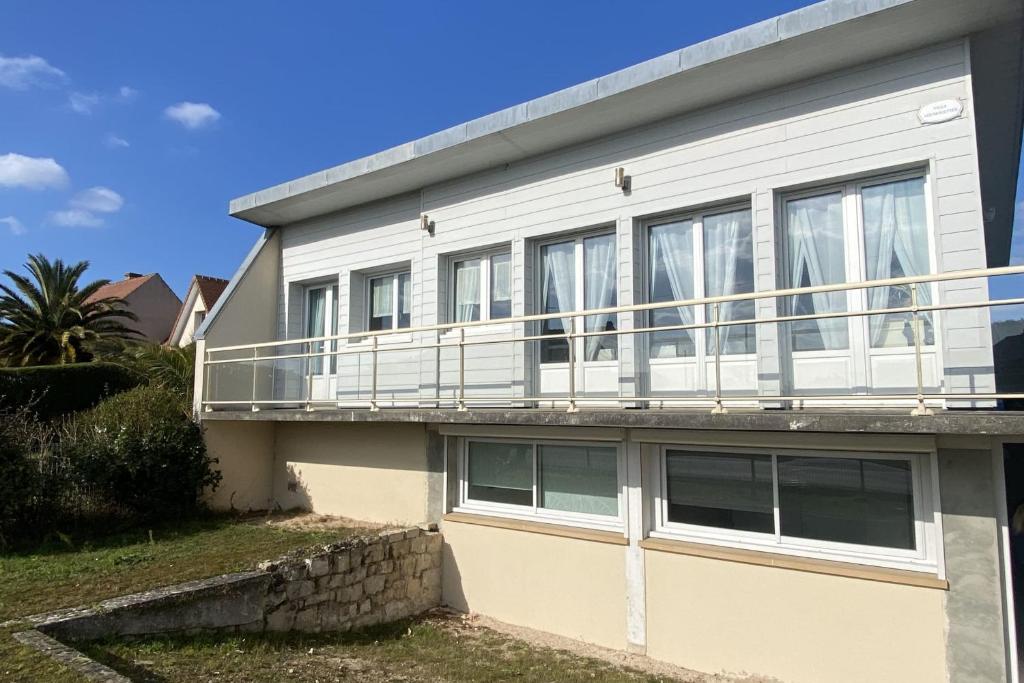 una casa con balcón en la parte superior en Family nest located in Hermanville-sur-mer, en Hermanville-sur-Mer
