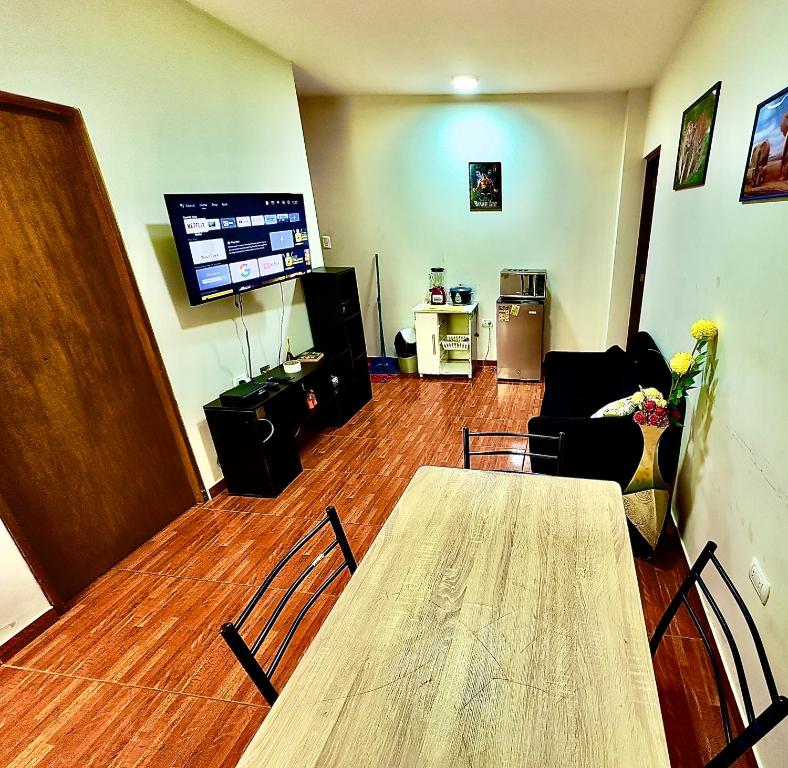 uma sala de estar com uma mesa e um sofá em 100- departamento céntrico en chorrillos em Lima