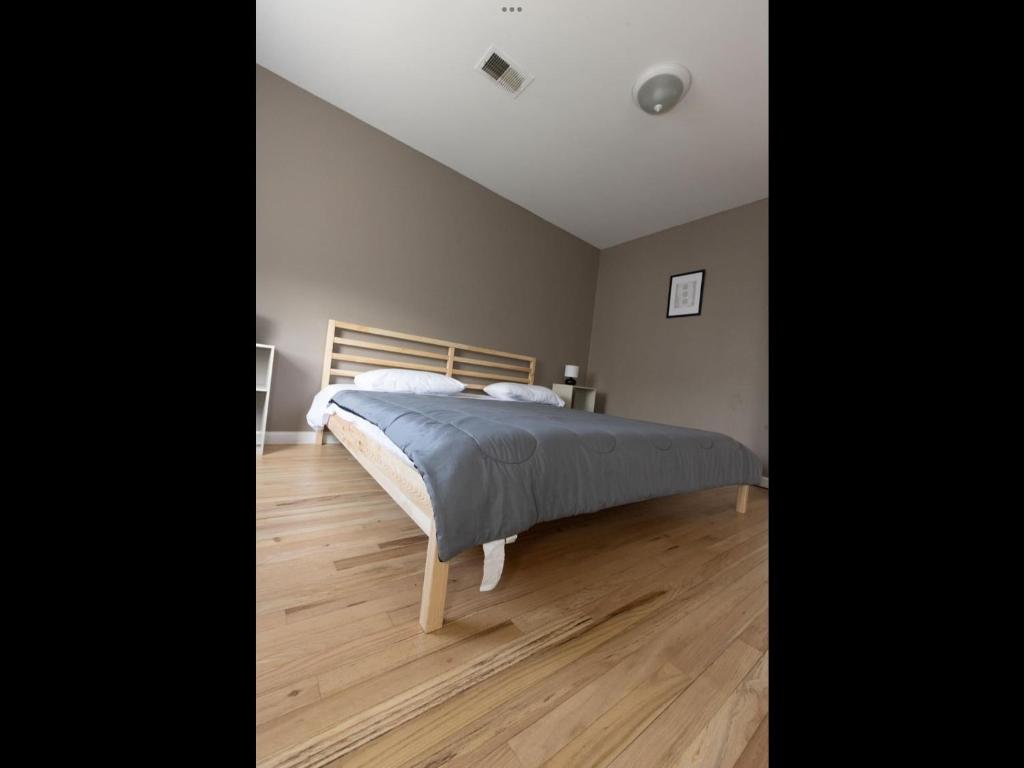 En eller flere senge i et værelse på Astounding 2Bedroom Apt Close to NYC