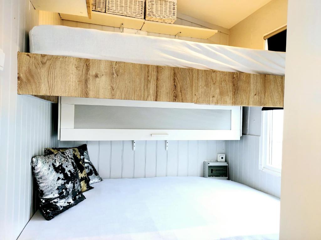 Bunk bed o mga bunk bed sa kuwarto sa Mikrohus Leknes i Lofoten