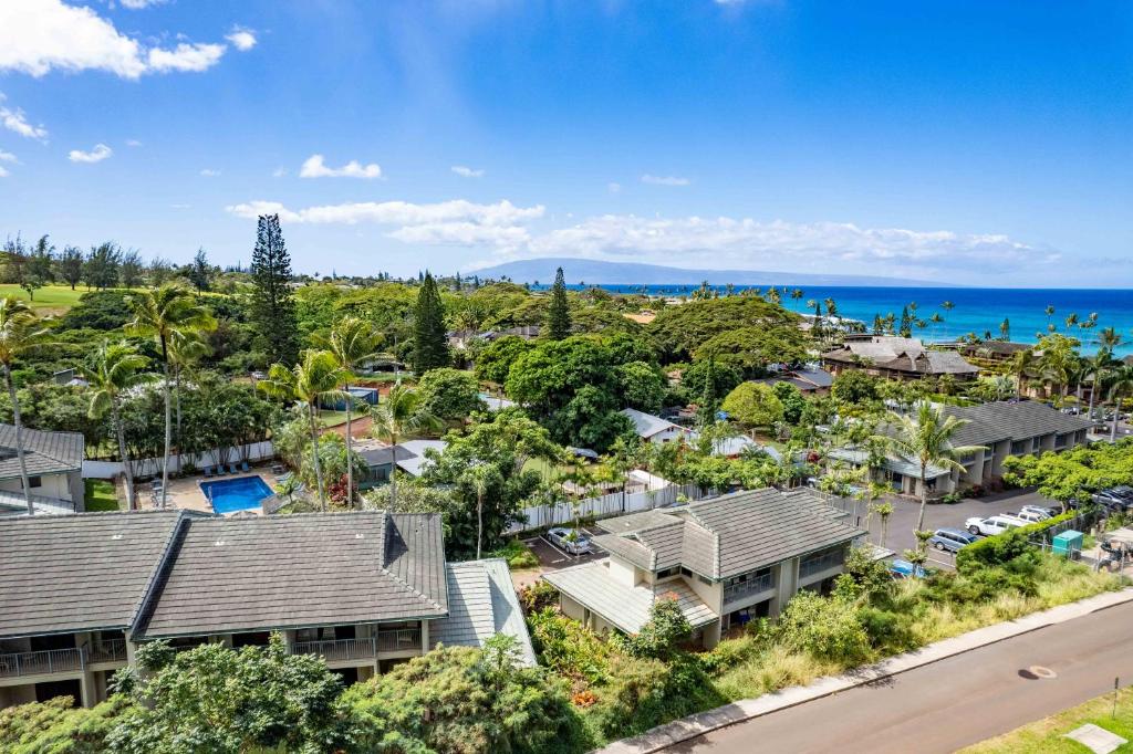 eine Luftansicht einer Stadt mit Häusern und dem Meer in der Unterkunft Gardens at West Maui in Lahaina