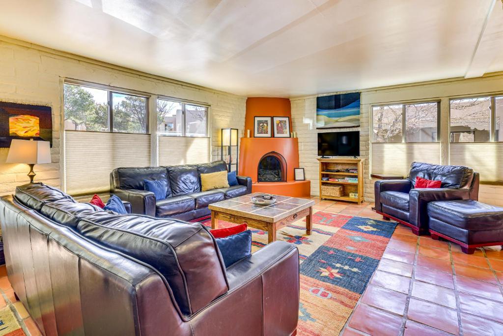 Χώρος καθιστικού στο Bright Santa Fe Condo 30 Min from Ski Basin!