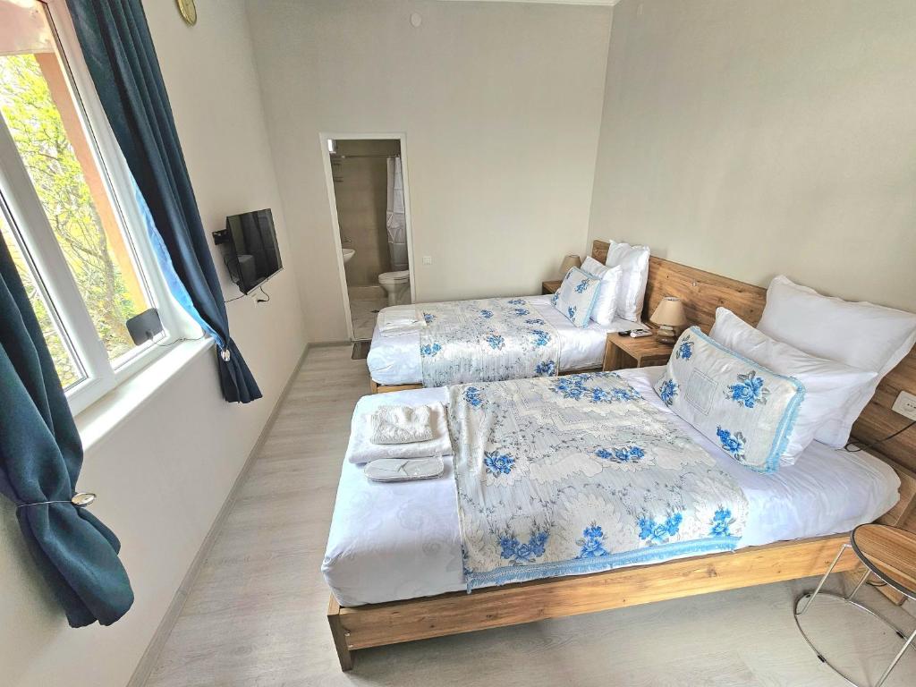 Llit o llits en una habitació de HillTop Guest House Kutaisi