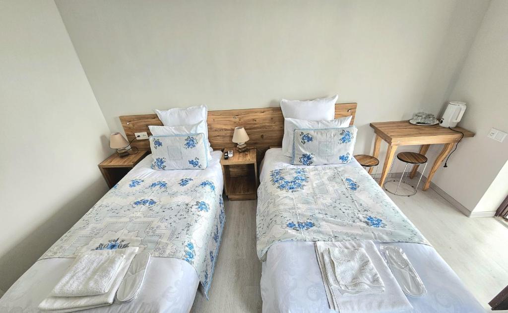 Llit o llits en una habitació de HillTop Guest House Kutaisi