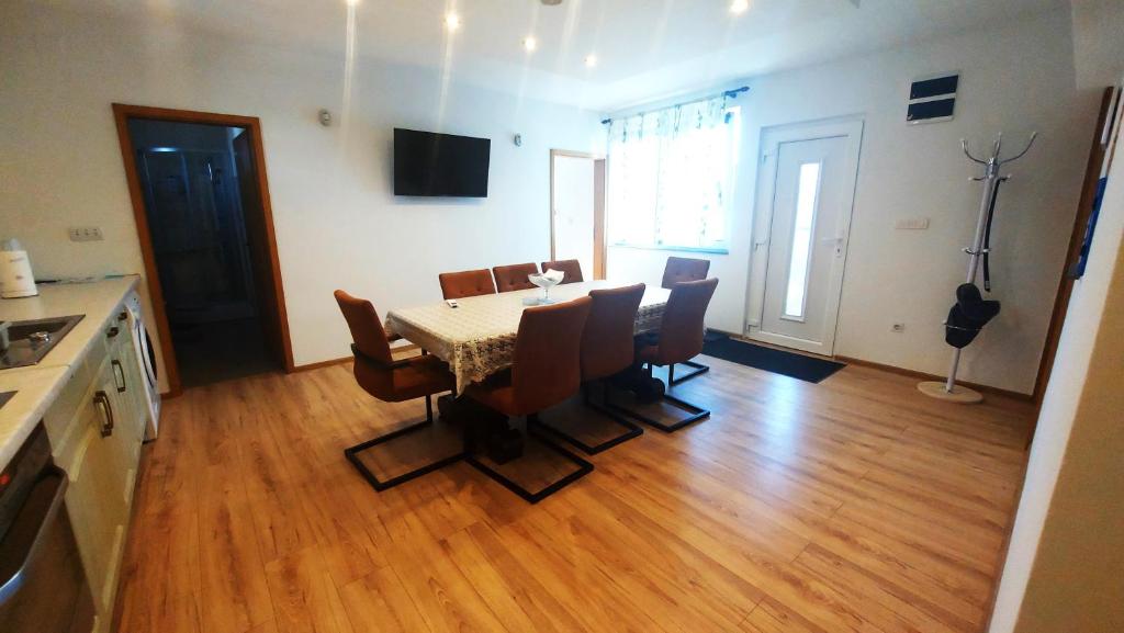 - une cuisine et une salle à manger avec une table et des chaises dans l'établissement Holiday House Križanović, 