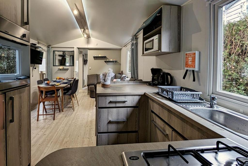 a kitchen with a sink and a counter top at The Beach Mobile Home in Saint-Brevin-les-Pins