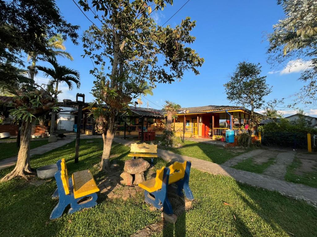 um parque infantil com equipamento azul e amarelo num parque em Finca La Española Quimbaya Quindio em Quimbaya