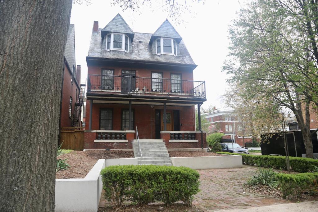 an old house with a balcony on a street at CWE Luxury La Maison Modern in Tower Grove