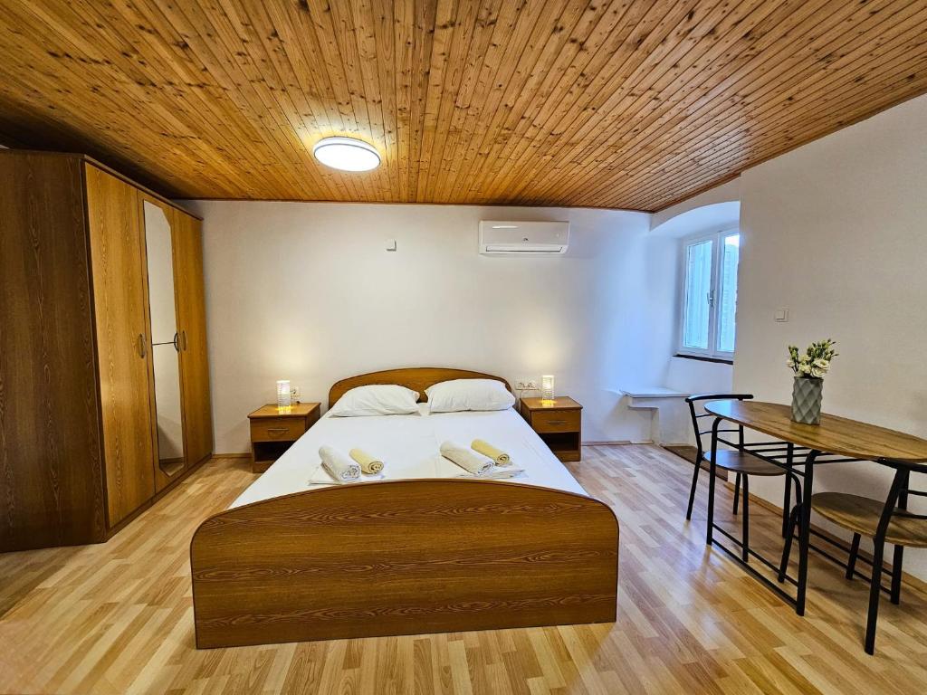 เตียงในห้องที่ Apartment Kanavelić in Old town Korčula