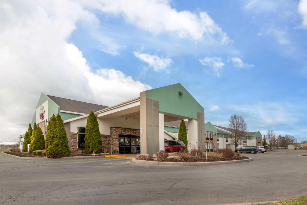 a building with a car parked in a parking lot at Best Western Liverpool-Syracuse Inn & Suites in Liverpool