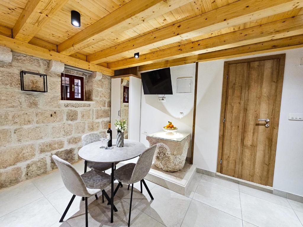 Habitación con mesa, sillas y TV. en Apartment Revelin in Old town Korčula, en Korčula