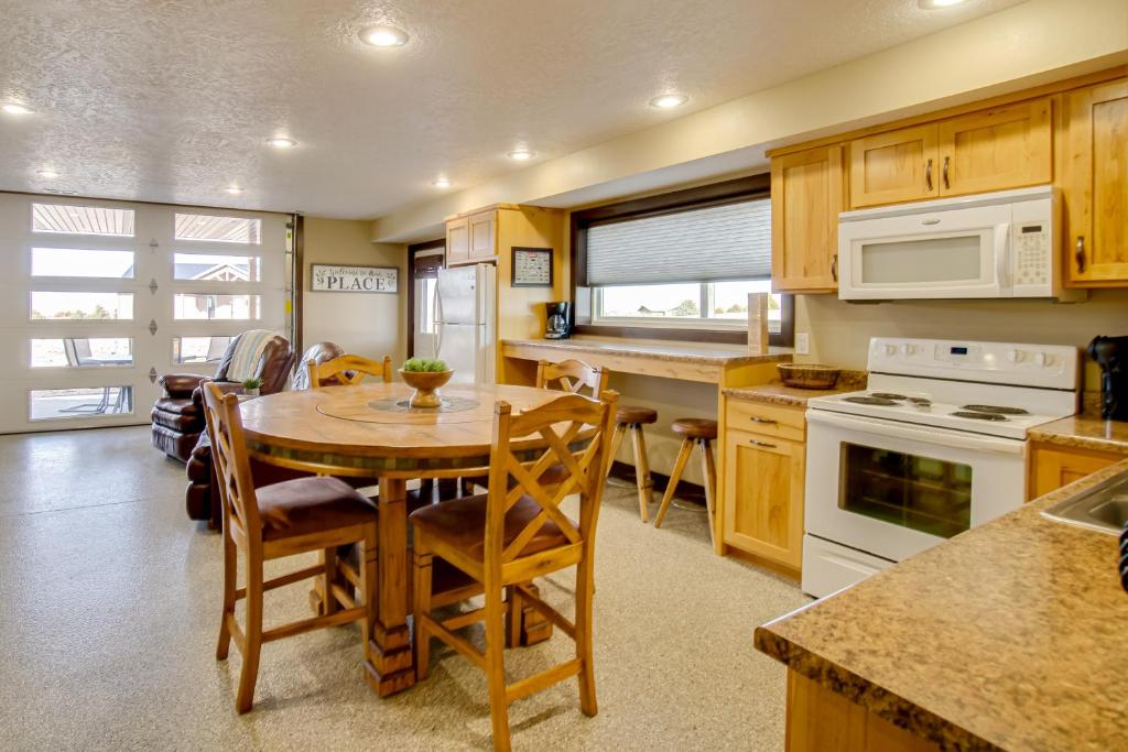 une cuisine avec une table et des chaises dans l'établissement Platte Vacation Rental about 3 Mi to Missouri River!, à Platte