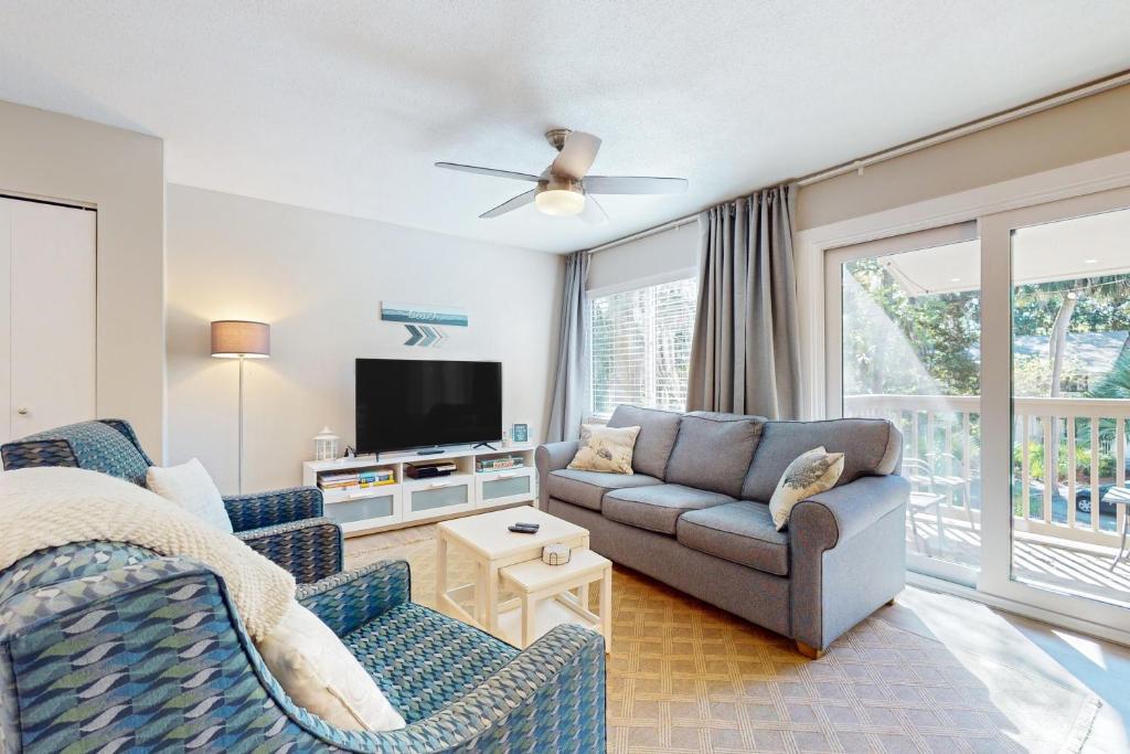 een woonkamer met een bank en een tv bij Forest Gardens 12 in Hilton Head Island