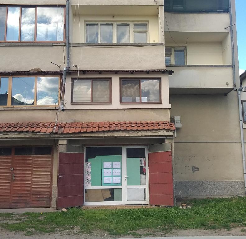 un immeuble d'appartements avec une porte en face de celui-ci dans l'établissement Екстази 1, à Yambol