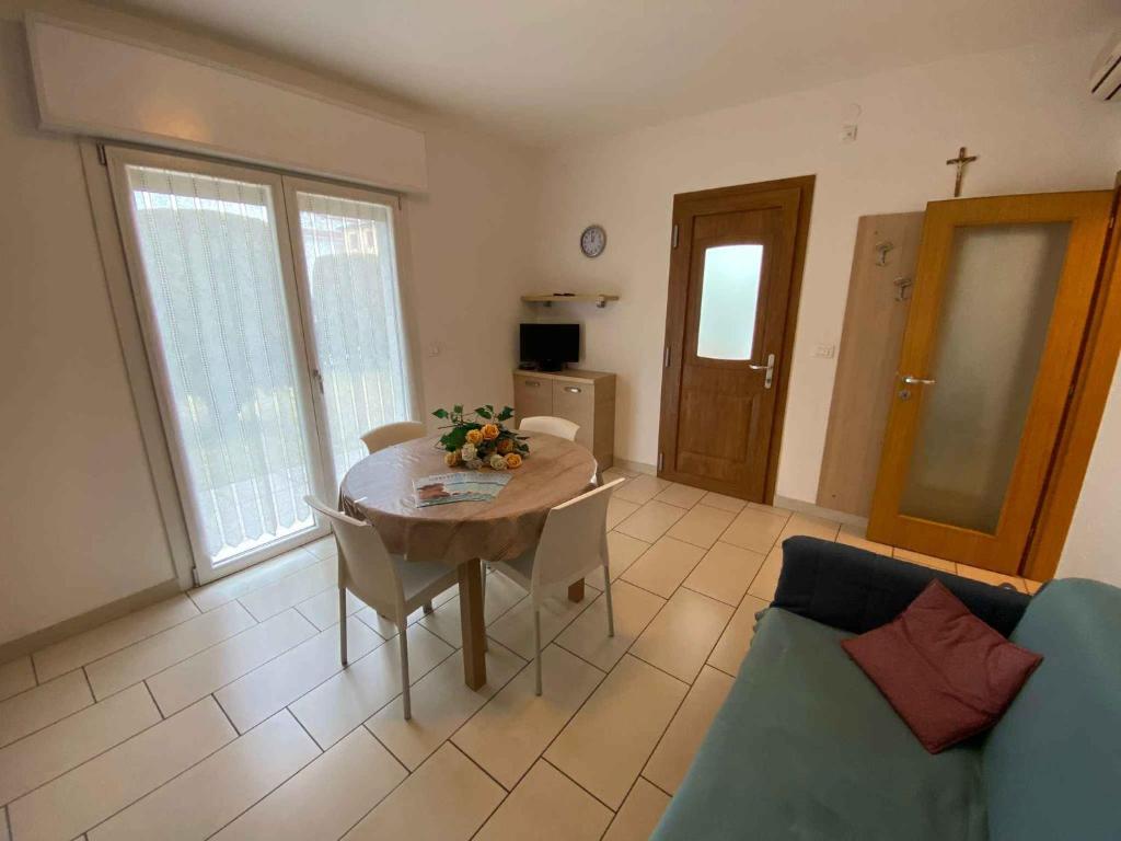 uma sala de estar com uma mesa e um sofá em Apartment in Bibione 49968 em Bibione