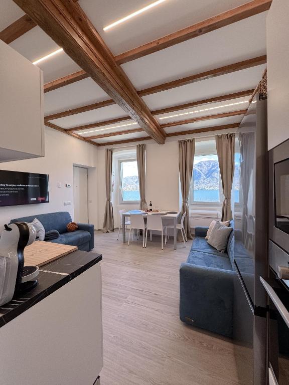 Posezení v ubytování Belvedere 237B Lakeview Luxury Apartment