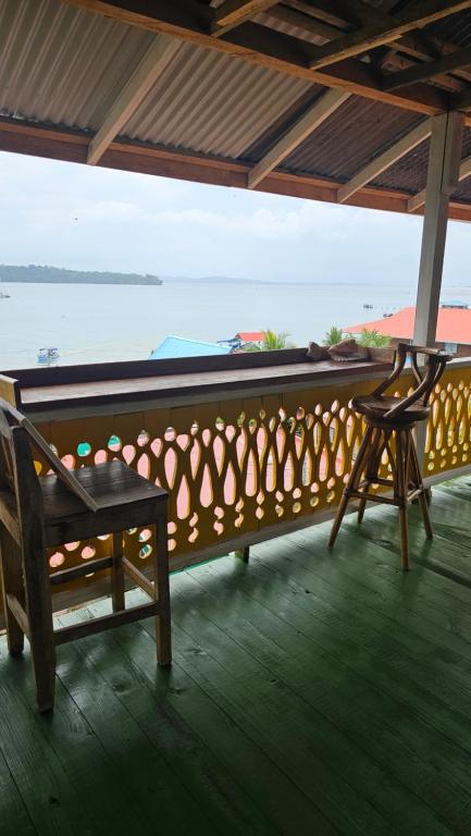 Rõdu või terrass majutusasutuses Bastimentos Hill Guest House